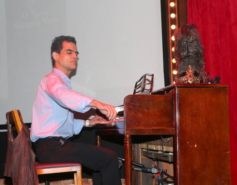 Rodrigo Rodriguez at the piano, Club Dolores